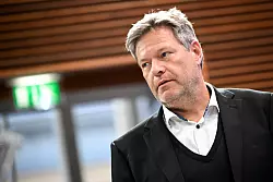 Robert Habeck macht seine Ambitionen nun offiziell. Die Ausgangslage f&uuml;r seine Partei ist alles andere als leicht. (Archivbild) - &copy; Sebastian Gollnow/dpa