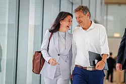 Im Wahlkampf wollen die beiden Ex-Parteichefs Baerbock und Habeck an einem Strang ziehen. (Archivbild) - &copy; Kay Nietfeld/dpa