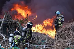 &Uuml;ber 1.200 Einsatzkr&auml;fte waren gegen die Flammen im Einsatz. - &copy; Choi Jin-seok/Newsis/dpa