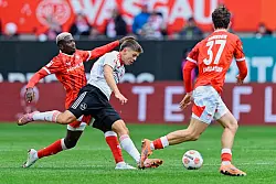 Nürnbergs Finn Becker (weißes Trikot) gegen Lauterer Abwehrbollwerk - © Uwe Anspach/dpa