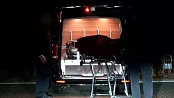 Eine Leiche wird am Unfallort an einem Spielplatz in Bielefeld in einen Leichenwagen geschoben. (Archivbild) - &copy; -/tv7news/dpa