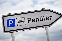 Auch Pendler können mit Erleichterungen rechnen. (Archivbild) - © David-Wolfgang Ebener/dpa