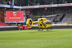 Per Hubschrauber war der verletzte Fan aus dem Stadion gebracht worden. - © Harry Langer/dpa
