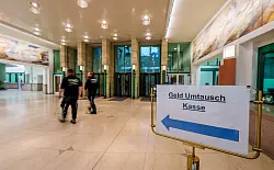 Wer noch alte Scheine oder M&uuml;nzen findet, kann diese kostenlos bei allen 31 Filialen der Bundesbank oder per Postweg &uuml;ber die Bundesbank-Filiale in Mainz zum Umtausch einreichen. (Archivbild) - &copy; Andreas Arnold/dpa