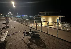 Die Panik der letzten Stunden hat Spuren hinterlassen - in der Eile zur&uuml;ckgelassene Flipflops liegen neben umgest&uuml;rzten Fahrr&auml;dern. - &copy; Marc Kalpidis/dpa