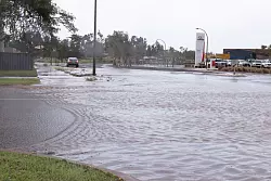 Einige Straßen waren schon überschwemmt, bevor der Zyklon auf Land traf. - © Uncredited/TRACEY HEIMBERGER/AAP/dpa