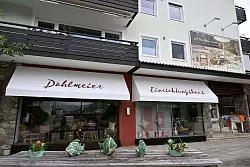 Vor dem Einrichtungshaus der Familie Dahlmeier stehen Blumen - © Uwe Lein/dpa