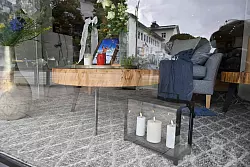 Das Einrichtungshaus der Familie ist zum Trauerort geworden. - © Uwe Lein/dpa