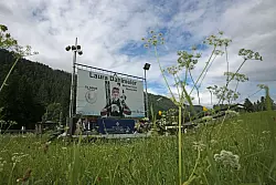 Ein Bild von Laura Dahlmeier steht am Biathlontrainingsgelände bei Garmisch-Partenkirchen. - © Uwe Lein/dpa