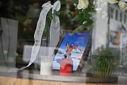 in Foto, Kerzen, Rosen und eine Schleife mit der Aufschrift «Für immer Laura» stehen im Einrichtungsgeschäft Dahlmeier im Schaufenster. - © Uwe Lein/dpa