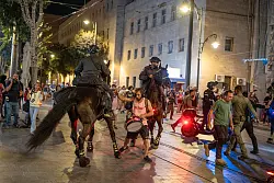 Bei einer erneuten Großkundgebung in Israel schreitet die Polizei ein. - © Ilia Yefimovich/dpa