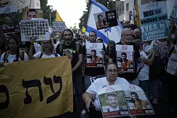 Angehörige der Geiseln fordern ihre sofortige Freilassung. - © Leo Correa/AP/dpa