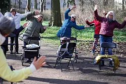 Ein wenig geht immer: Seniorinnen beim Rollator-Yoga im Schlosspark K&ouml;then (Sachsen-Anhalt). (Archivbild) - &copy; Jan Woitas/dpa
