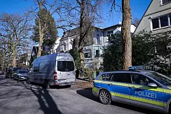 Das Haus, in dem der 25-jährige Tatverdächtige zwei Menschen mit einem Messer verletzt haben soll, liegt in einer ruhigen Wohnstraße im Stadtteil Marienthal. - © Christian Charisius/dpa