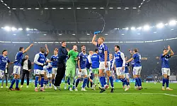 Ausgelassener Jubel der Schalker Profis nach dem Erfolg gegen Bochum. - © Anke Waelischmiller/dpa