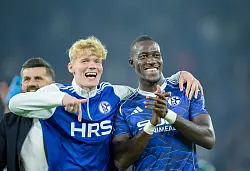 Bryan Lasme (r) war erneut der Matchwinner für die Schalker. - © Anke Waelischmiller/dpa