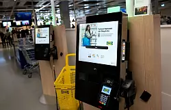 Im Ikea-Einrichtungshaus in Düsseldorf gibt es seit Mai 2024 testweise nur noch SB-Kassen. Das Konzept soll möglicherweise bundesweit auf andere Filialen übertragen werden. - © Sven Hoppe/dpa