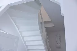 Im Treppenhaus des ehemaligen Beuys-Hauses hängt noch eine Christus-Figur des Bildhauers Albert Pehle, der das Gebäude 1908 errichten ließ. - © Rolf Vennenbernd/dpa