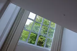 Das ehemalige Wohn- und Atelierhaus von Joseph Beuys in Düsseldorf hat saalartig hohe Decken und große Fensterfensterfronten. - © Rolf Vennenbernd/dpa