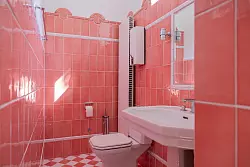 Ob Joseph Beuys das leuchtend rosafarbene Badezimmer noch selbst benutzte oder es nach seinem Tod so renoviert wurde, ist unklar. - © Rolf Vennenbernd/dpa