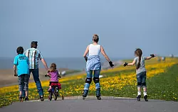 Gewissenhafte, verantwortungsbewusste Kinder werden von Eltern eher favorisiert. (Archivbild) - © Matthias Balk/dpa