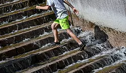 Bei Hitze ist auch einmal Abkühlung vonnöten. (Symbolbild) - © Jens Kalaene/dpa