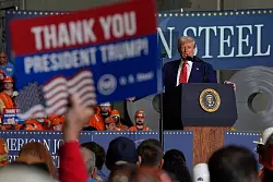 Donald Trump spricht im Werk von U.S. Steel Mon Valley Works-Irvin in West Mifflin, Pennsylvania. - © Julia Demaree Nikhinson/AP/dpa