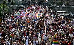 Die Regenbogenparade war H&ouml;hepunkt des Festivals. - &copy; Krumphanzl Michal/CTK/dpa