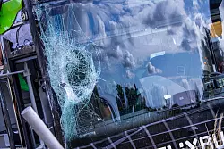 Zwei Busfahrer waren laut Polizei an Bord. - © Jens Büttner/dpa