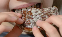 Eine neue Umfrage zeigt, wo besonders oft genascht wird. - &copy; Hendrik Schmidt/dpa