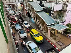 Die unzähligen Autos und Motorräder auf den Straßen Bangkoks sind eine der Hauptursachen für die dicke Luft. - © Carola Frentzen/dpa