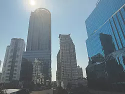 Der eigentlich blaue Himmel ist meist von Smog gebleicht. - © Carola Frentzen/dpa