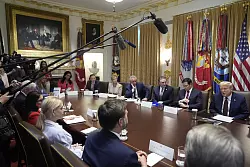 Die Kabinettssitzung war legendär - wegen ihrer Länge (Archivbild). - © Mark Schiefelbein/AP/dpa