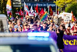 Demonstranten tragen Schilder und Fahnen bei Protesten gegen einen &laquo;B&uuml;rgerdialog&raquo; der AfD. - &copy; Christoph Reichwein/dpa