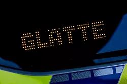 Montagmorgen k&ouml;nnte es in weiten Teilen Nordrhein-Westfalens sehr glatt werden. (Symbolbild) - &copy; Rolf Vennenbernd/dpa