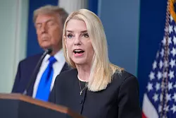 Justizministerin Pam Bondi wertet die Entscheidung als gutes Zeichen für die Trump-Regierung. - © Manuel Ceneta/AP/dpa