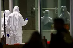 Die Spurensicherung untersucht Einschusslöcher im Foyer eines großen Kinos in Krefeld: Hier hatte die Polizei den Verdächtigen niedergeschossen. (Archivbild) - © Christoph Reichwein/dpa