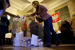 Stimmabgabe in einem Wahllokal in Warschau. - &copy; Michal Dyjuk/AP/dpa