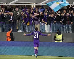 Die Fans feiern Robin Gosens nach seinem Tor zum 2:1. - © Marco Bucco/LaPresse/AP/dpa