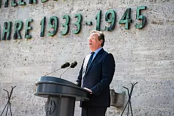 Schauspieler, Autor, Kanzlersohn - Matthias Brandt hielt die zentrale Gedenkrede in diesem Jahr. - © Christophe Gateau/dpa