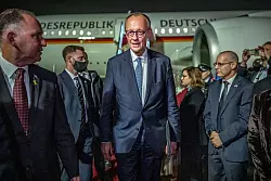 Der Besuch des Kanzlers in Israel gilt als wichtig aber auch schwierig. - © Michael Kappeler/dpa