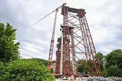 Drei Menschen sterben, als eine Arbeitsgondel in die Tiefe stürzt - nun laufen die Ermittlungen weiter. - © Christoph Schmidt/dpa