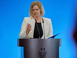Bundesinnenministerin Nancy Faeser (SPD) war sehr zufrieden, als sich die Staaten der Europäischen Union nach jahrelangen Verhandlungen auf eine Reform ihres Gemeinsamen Europäischen Asylsystems geeinigt hatten. (Archivbild) - © Jörg Carstensen/dpa