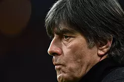 Angespannt: Bundestrainer Joachim L&ouml;w vor dem Spiel am 13. November gegen Frankreich in Paris (Archivbild). - &copy; picture alliance / dpa