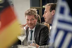 Deutsche und griechische Fahne - Habeck wird fast wehm&uuml;tig. - &copy; Kay Nietfeld/dpa