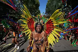 Viele der aufwendigen Kost&uuml;me sind mit bunten Federn geschm&uuml;ckt. - &copy; Yui Mok/PA Wire/dpa