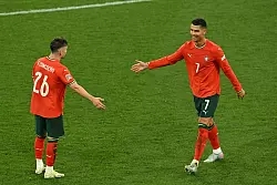 Francisco Conceição (l) und Cristiano Ronaldo, die Matchwinner für Portugal. - © Peter Kneffel/dpa