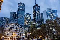 Wirtschaftszentrum Frankfurt: Immer mehr Frauen ziehen in die Vorstände von Dax-Konzernen ein, aber sie bleiben in der Minderheit. (Archivbild) - © Helmut Fricke/dpa