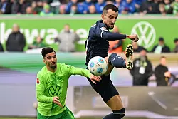 Wolfsburger Großchance: Bochums Erhan Masovic (r) klärt den Ball gerade noch rechtzeitig vor Mohamed Amoura. - © Swen Pförtner/dpa