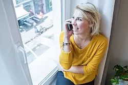 Telefonate m&uuml;ssen nicht immer tiefgr&uuml;ndig sein. Auch die kleinen Einblicke in den Alltag der oder des anderen sind wichtig. - &copy; Christin Klose/dpa-tmn